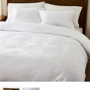 West Elm Wavy Jacquard Queen Duvet cover - White